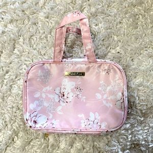 Hangable travel organizer